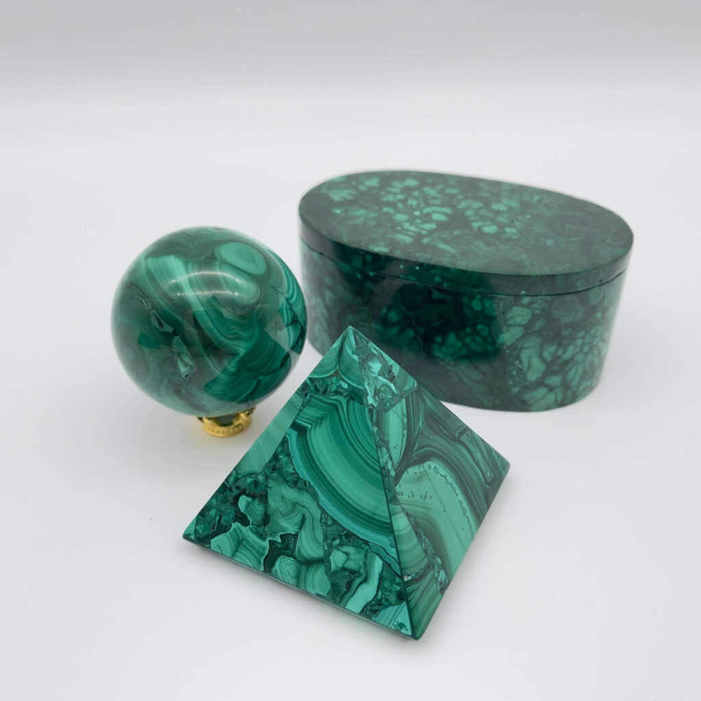 Krystaller og deres betydning 23 Malakit med dybe grønne bånd og levende naturlige mønstre i stenen. En krystal der ofte forbindes med transformation, beskyttelse og følelsesmæssig styrke.