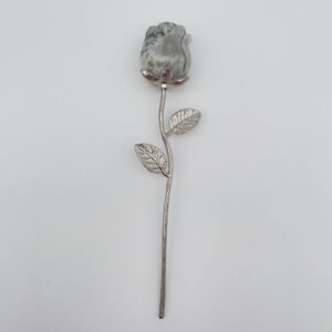 Grøn krystalrose med sølvstilk, inspireret af skovens energi og nærvær.