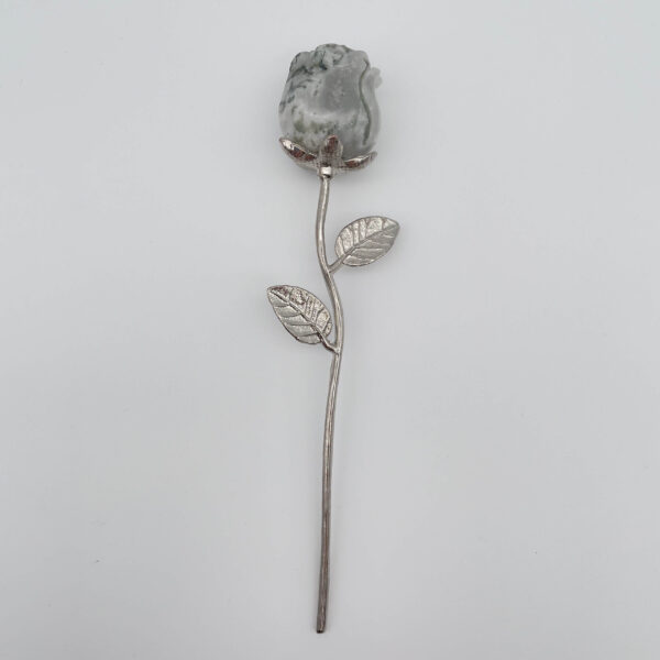 Grøn krystalrose med sølvstilk, inspireret af skovens energi og nærvær.