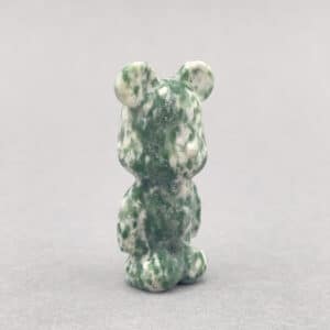 Håndlavet krystalbamse med glat overflade og harmonisk udtryk.