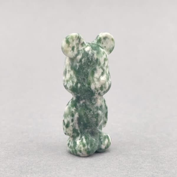 Håndlavet krystalbamse med glat overflade og harmonisk udtryk.