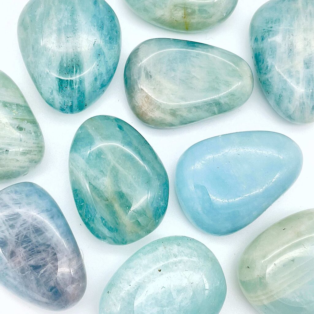 Krystaller og deres betydning 1 Akvamarin dråbe premium lommesten i klare blå nuancer kendt som en krystal der forbindes med ro, klarhed og indre balance.