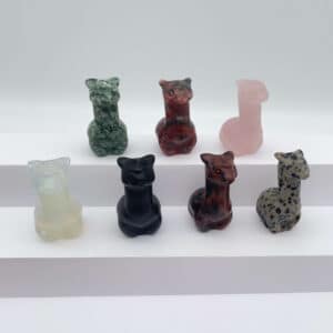 En farverig samling af krystalalpacaer i forskellige stentyper – fyldt med ro, glæde og kærlighed.