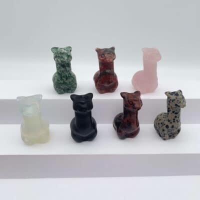 En farverig samling af krystalalpacaer i forskellige stentyper – fyldt med ro, glæde og kærlighed.