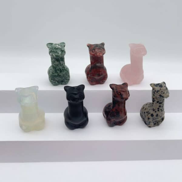 En farverig samling af krystalalpacaer i forskellige stentyper – fyldt med ro, glæde og kærlighed.