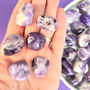 Ametyst bånd lommesten bibringer ro og glæde