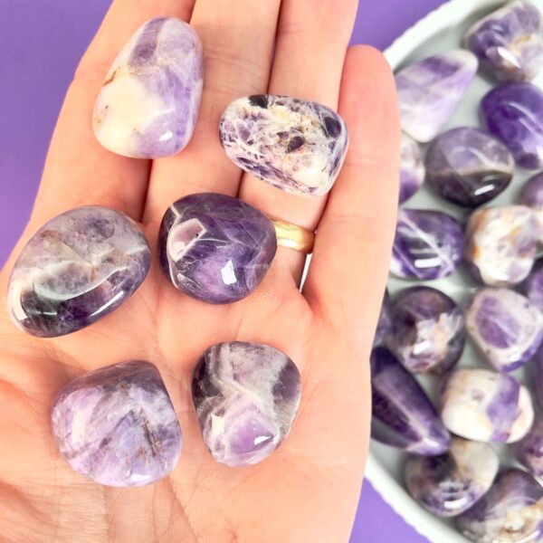 Ametyst bånd lommesten bibringer ro og glæde