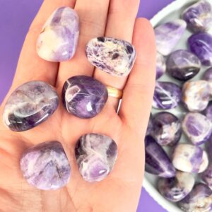 Ametyst bånd lommesten bibringer ro og glæde