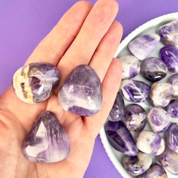 Ametyst bånd lommesten bibringer ro og glæde