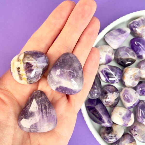 Ametyst bånd lommesten bibringer ro og glæde