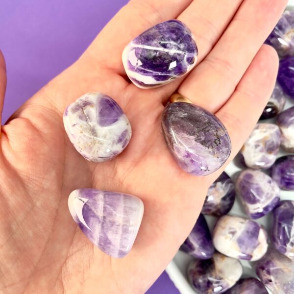 Ametyst bånd lommesten bibringer ro og glæde