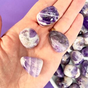 Ametyst bånd lommesten bibringer ro og glæde