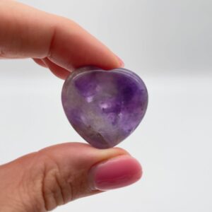 Ametyst hjerte – perfekt til afslapning og følelsesmæssig balance.
