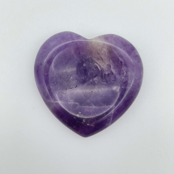 Hjerteformet bekymringssten i ametyst – symbol på ro og spirituel indsigt.