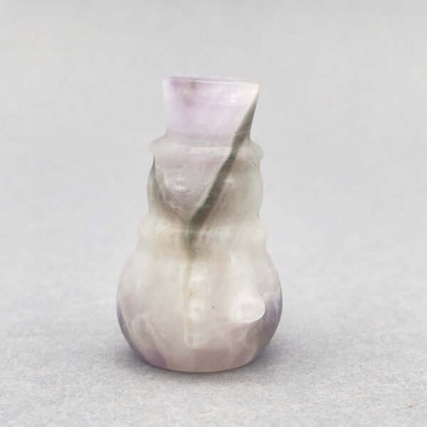 Julemand udskåret i ametyst – lilla krystal med rolig og kærlig energi.