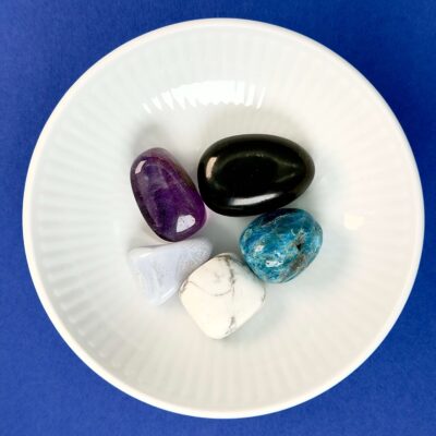 Angst krystal healingssæt i hvid royal copenhagen skål med blå baggrund