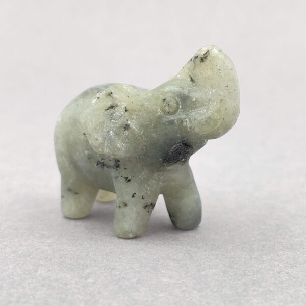 Poleret krystalelefant med naturlige farver og harmonisk udtryk.