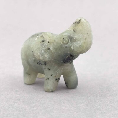 Poleret krystalelefant med naturlige farver og harmonisk udtryk.