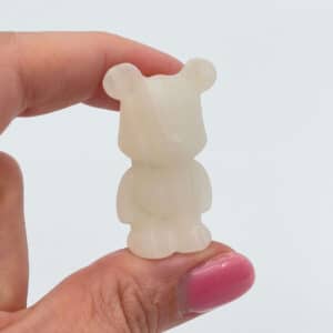 Fin lille bamse i natursten – bringer ro og hjerteenergi.