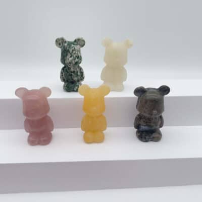 En farverig samling af krystalbamser i forskellige stentyper og energier – fyldt med kærlighed og ro.