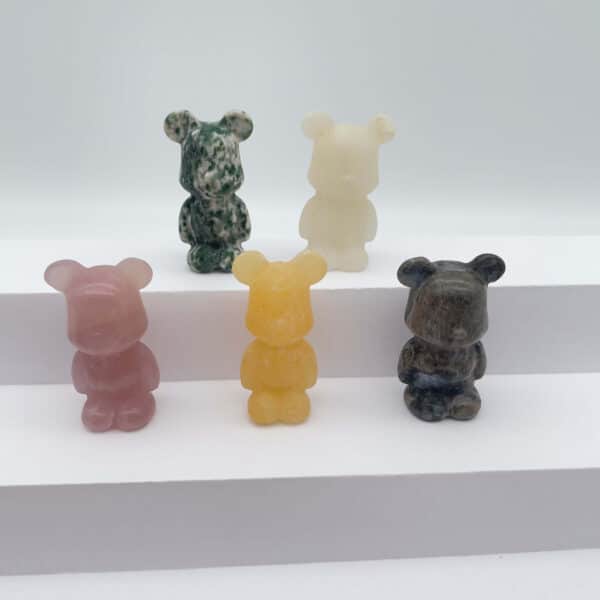 En farverig samling af krystalbamser i forskellige stentyper og energier – fyldt med kærlighed og ro.