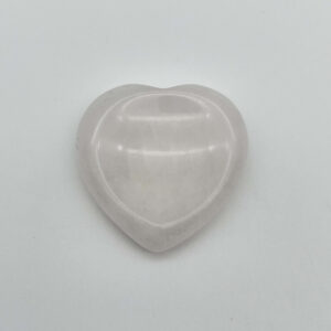 Hjerteformet bekymringssten i klar bjergkrystal – renhed og klarhed.