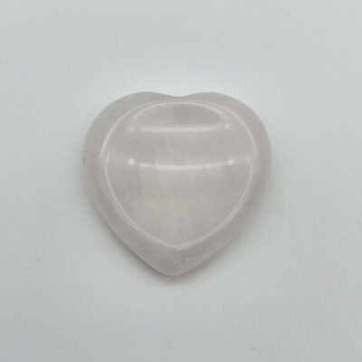 Hjerteformet bekymringssten i klar bjergkrystal – renhed og klarhed.
