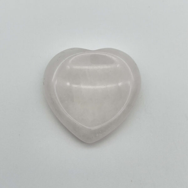 Hjerteformet bekymringssten i klar bjergkrystal – renhed og klarhed.
