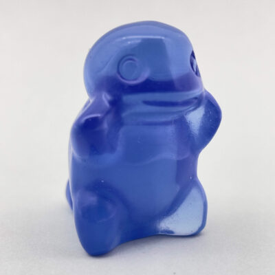 Smukt udskåret blå opal figur med fine detaljer og naturlig glans.