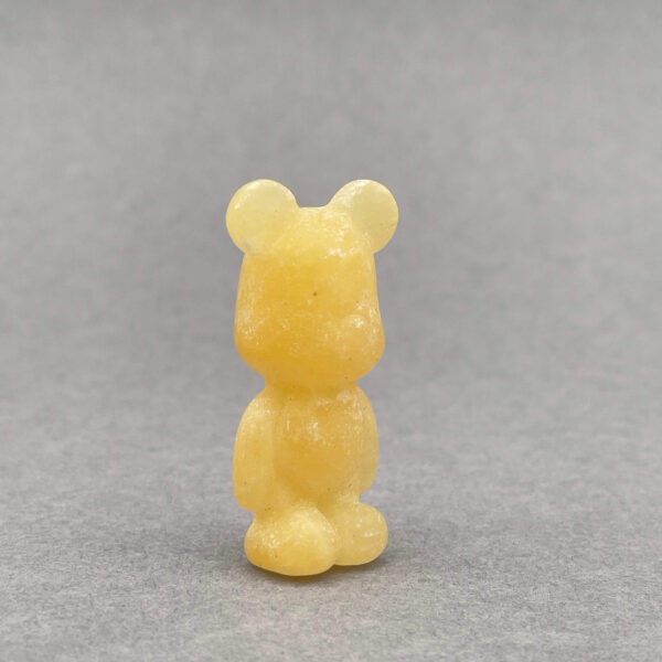 Poleret krystalfigur formet som bamse, fuld af varme og glæde.