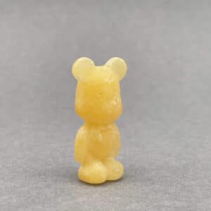 Poleret krystalfigur formet som bamse, fuld af varme og glæde.