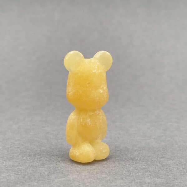 Poleret krystalfigur formet som bamse, fuld af varme og glæde.