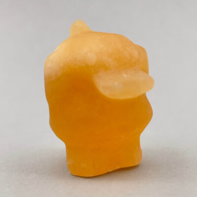 Spirituel figur, skåret i Gul Calsit med smukke mønstre.