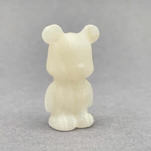 Smuk håndskåret bamse i ægte krystal – symbol på kærlighed og tryghed.