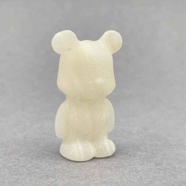 Smuk håndskåret bamse i ægte krystal – symbol på kærlighed og tryghed.