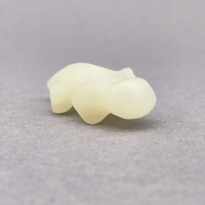 Dekorativ salamander skåret i ægte krystal – symbol på tilpasning og styrke.