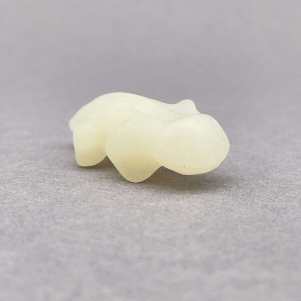 Dekorativ salamander skåret i ægte krystal – symbol på tilpasning og styrke.