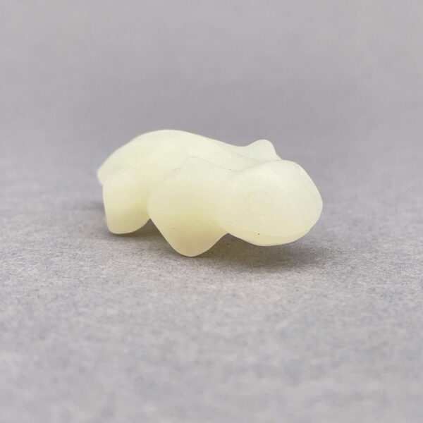 Dekorativ salamander skåret i ægte krystal – symbol på tilpasning og styrke.