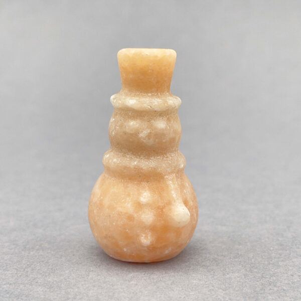 Orange calcit julemand – varm, opløftende og fuld af positiv juleenergi.