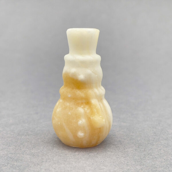 Poleret julemand i gul calcit – varm og opløftende vinterenergi.