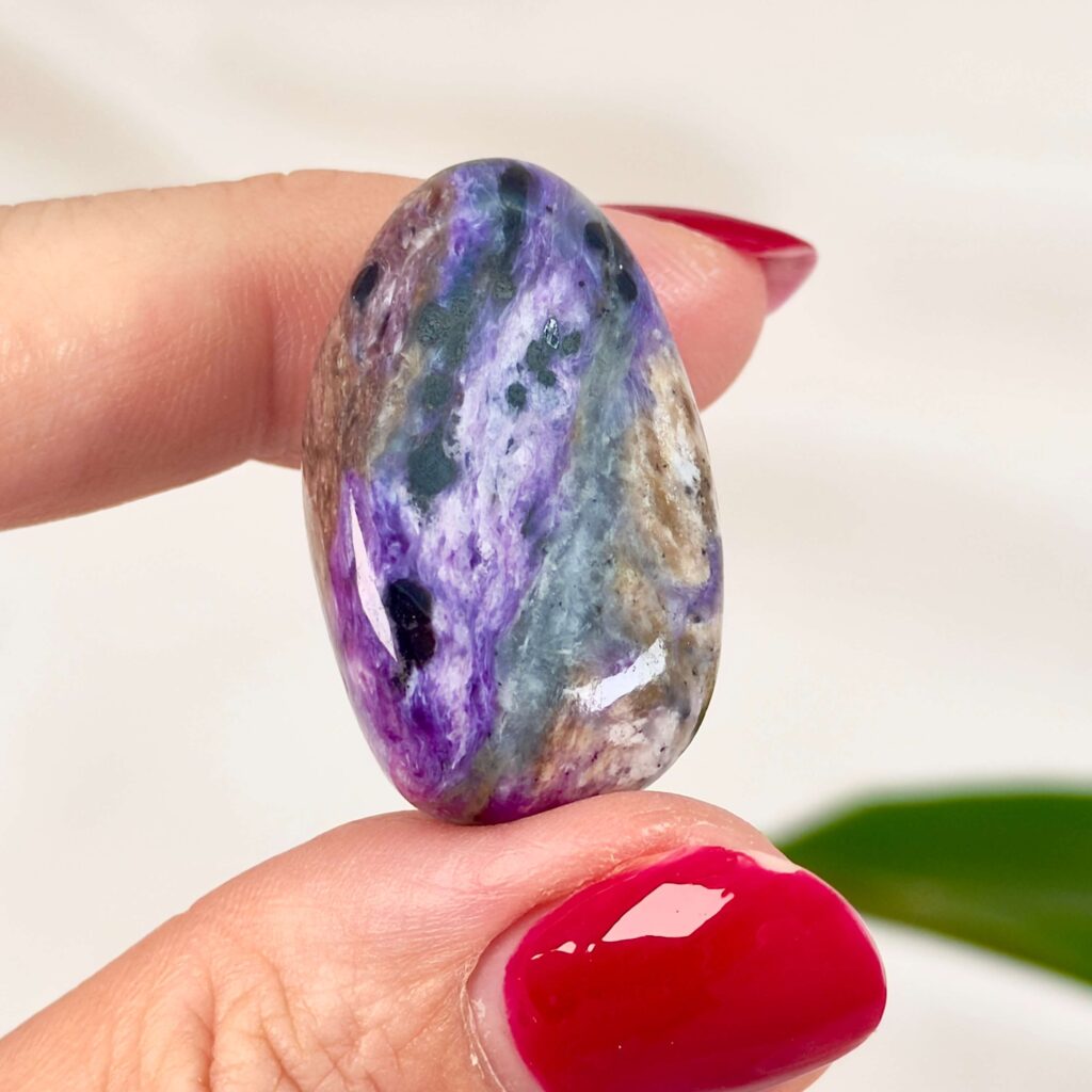 Krystaller og deres betydning 10 Charoit lommesten med dybe lilla mønstre og silkebløde virvler i stenen. En krystal der ofte forbindes med transformation, styrke og indre indsigt.