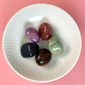 Depression krystal healingssæt i hvid royal copenhagen skål med blå baggrund