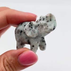 Smukt udskåret elefantfigur i ægte krystal med rolig energi.