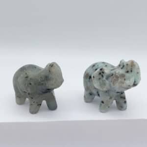 En smuk samling af krystalelefanter i forskellige farver og stentyper – fuld af visdom og styrke.