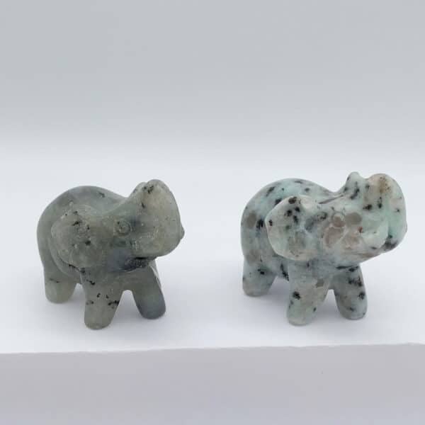 En smuk samling af krystalelefanter i forskellige farver og stentyper – fuld af visdom og styrke.