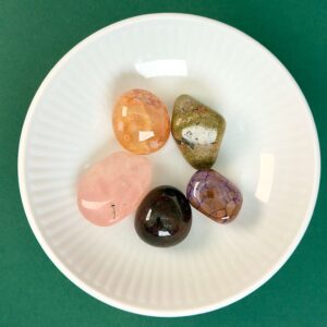 Fertilitet krystal healingssæt i hvid royal copenhagen skål med blå baggrund