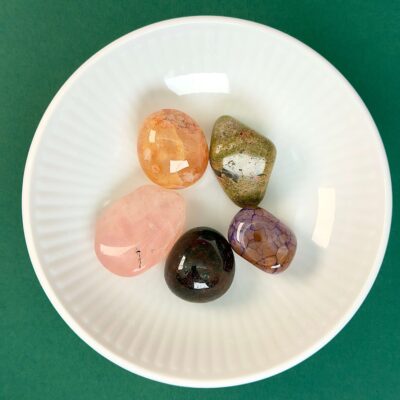 Fertilitet krystal healingssæt i hvid royal copenhagen skål med blå baggrund