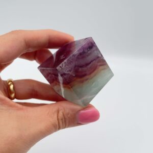 Fluorit kube i regnbuens nuancer – unik og farverig krystal.