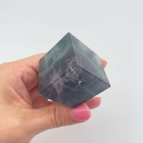 Naturlig fluorit kube med beroligende energi og elegant mønster.