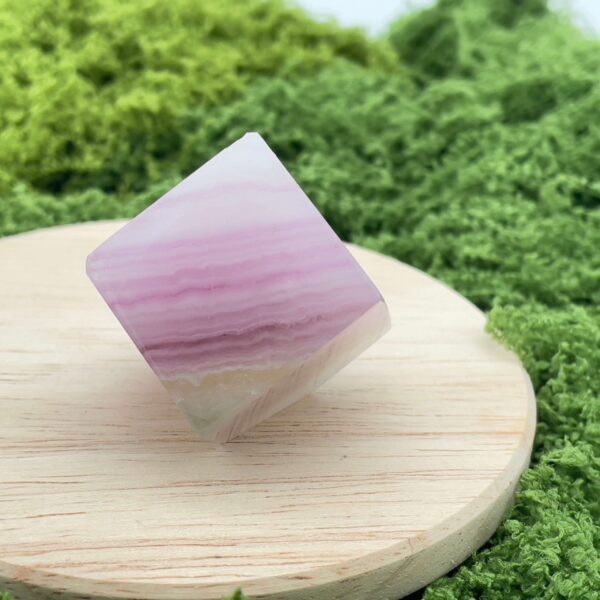 Krystalkube i regnbuefluorit med harmoniske farver og energi.